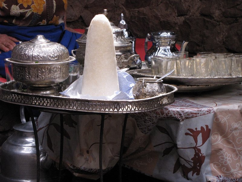 180312_ourika vallei suikerstaaf.jpg - Suiker koopt men hier in de vorm van deze staaf. Hier worden dan brokjes vanaf gebroken.